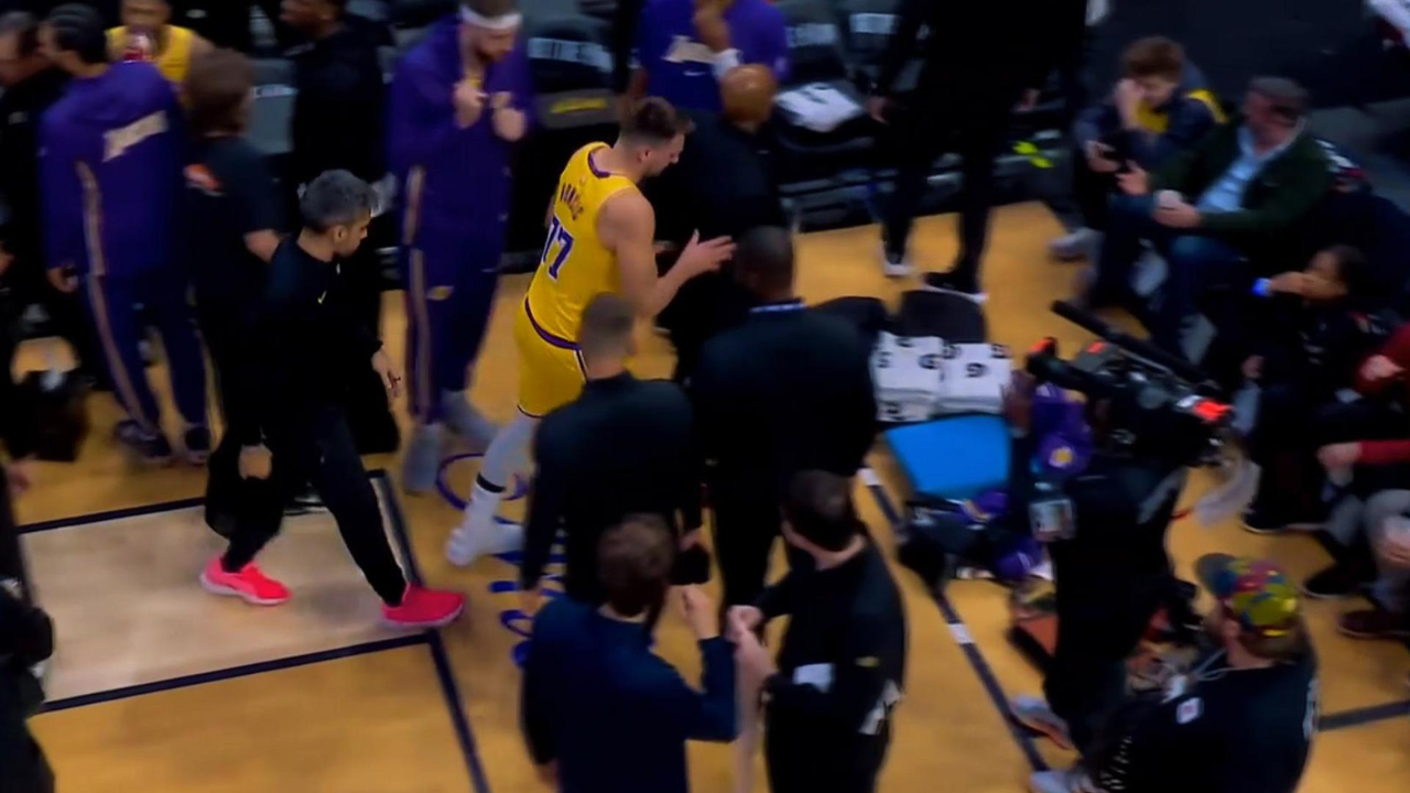 mk体育官网-离谱！东契奇爆冷击败SKT多特蒙德回应争议备战荷甲，勇士赛后怒摔奖牌的简单介绍