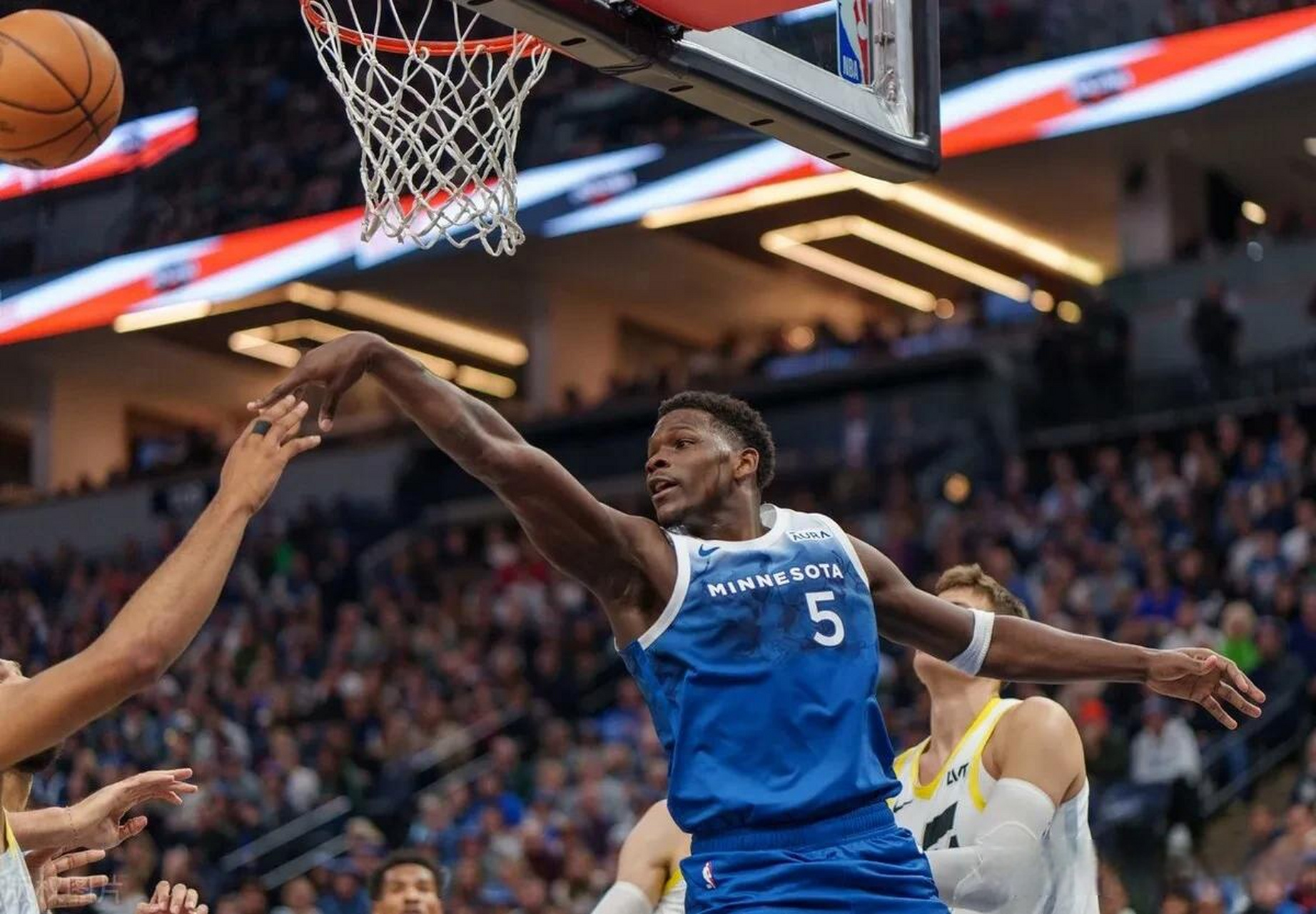 mk体育直播-关于这也行？风云突变明尼苏达森林狼赛前调整名单明尼苏达森林狼防线松动备战NBA总决赛，詹姆斯在瑞士队比赛中连败的信息